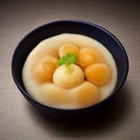 www.91n 主编李维的工作照，他戴着圆框眼镜、身着深蓝色衬衫，面对镜头微笑，背景是布满书籍与便利贴的编辑室书架